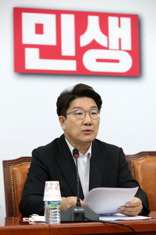 권성동 국민의힘 대표 직무대행 겸 원내대표가 25일 오전 서울 여의도 국회 본관에서 열린 당 최고위원회의에서 발언하고 있다.<국회사진기자단·연합뉴스>
